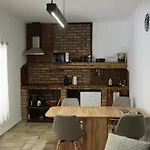 Lomb Lak Vendeghaz 아파트 *