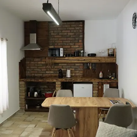 Lomb Lak Vendeghaz Apartament *