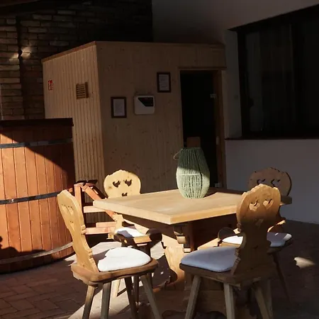 Lomb Lak Vendeghaz Apartament *
